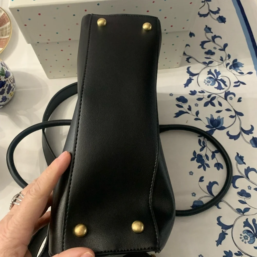 Chic Black Shoulder Bag with Gold Chain - Picture 4 of 6